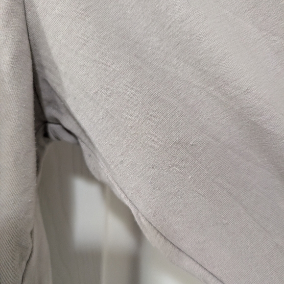 Cuts Mens‎ Large Curved Hem Long Sleeve T-Shirt, Gray, Athleisure - Picture 5 of 5